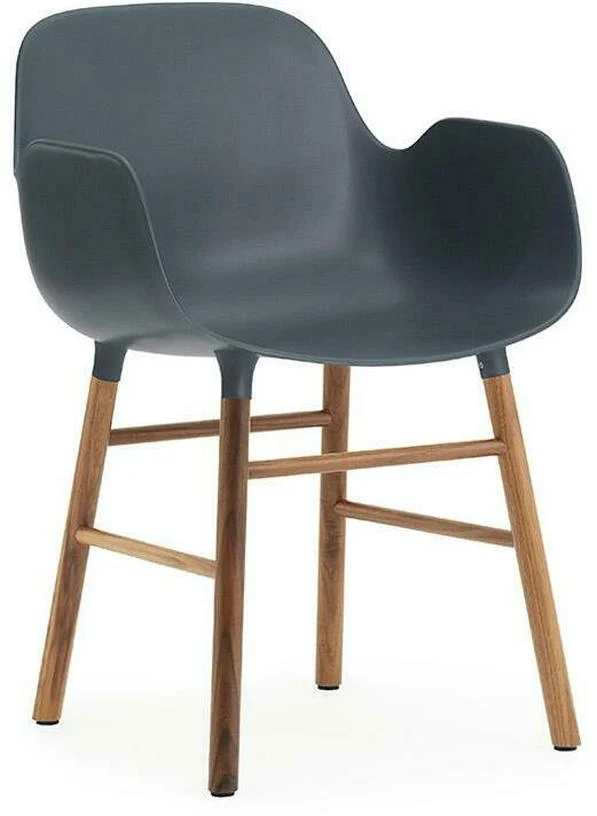 Chaise avec accoudoirs en noyer naturel et pp bleu Form - Normann Copenhagen