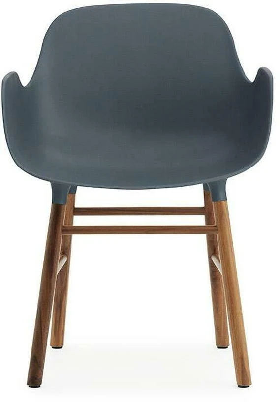Chaise avec accoudoirs en noyer naturel et pp bleu Form - Normann Copenhagen