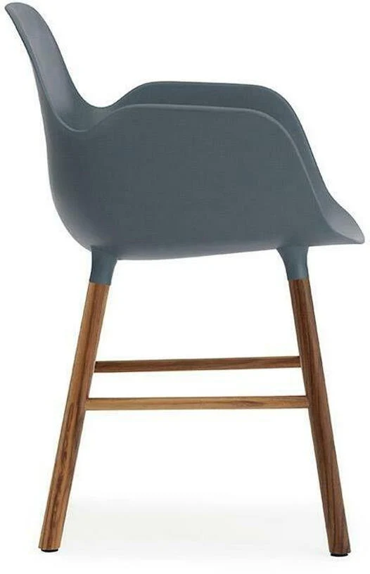 Chaise avec accoudoirs en noyer naturel et pp bleu Form - Normann Copenhagen