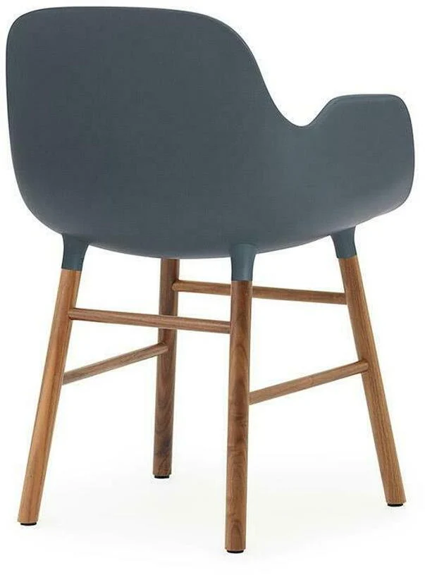 Chaise avec accoudoirs en noyer naturel et pp bleu Form - Normann Copenhagen