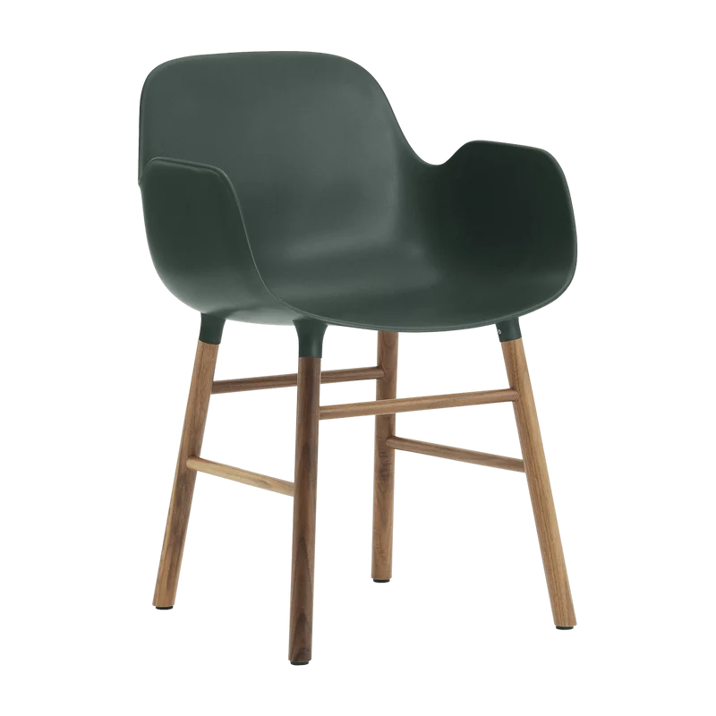 Chaise avec accoudoirs en noyer naturel et pp vert Form - Normann Copenhagen