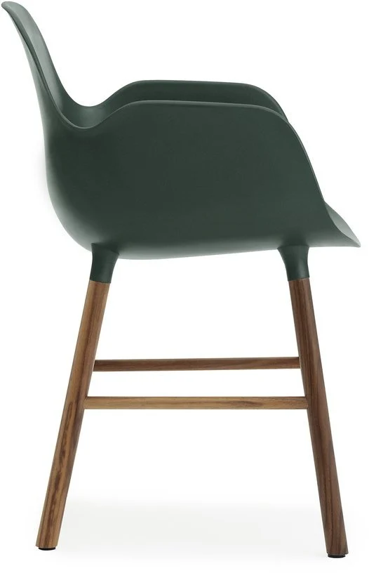 Chaise avec accoudoirs en noyer naturel et pp vert Form - Normann Copenhagen