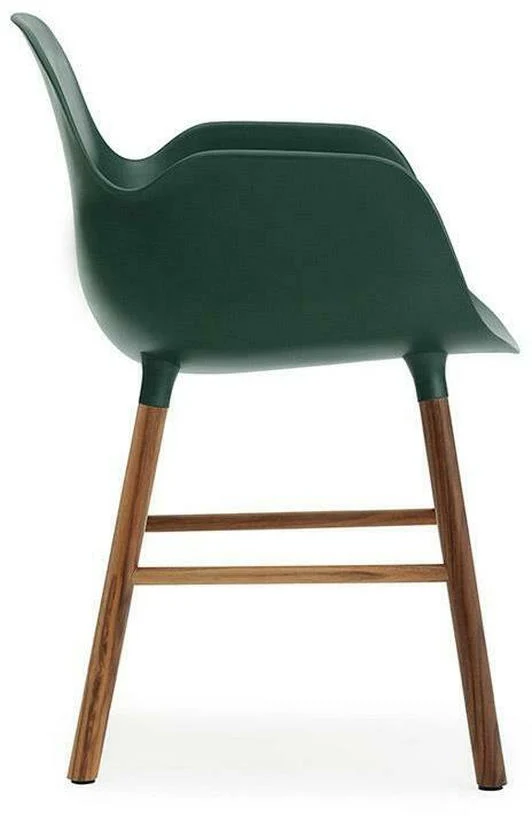 Chaise avec accoudoirs en noyer naturel et pp vert Form - Normann Copenhagen