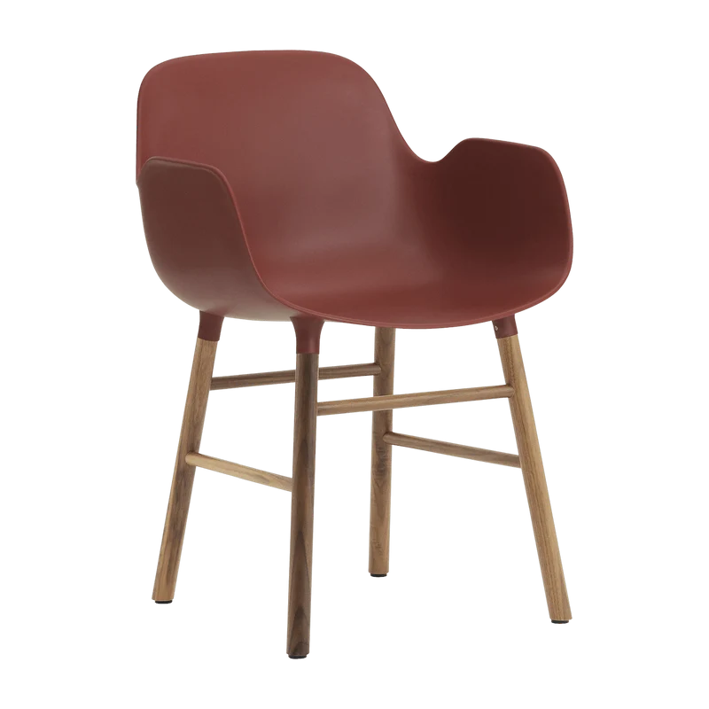 Chaise avec accoudoirs en noyer naturel et pp rouge Form - Normann Copenhagen