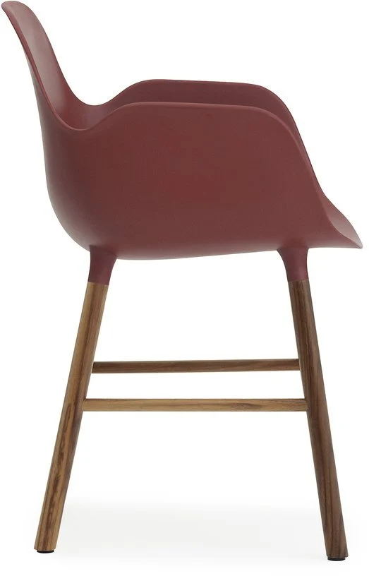 Chaise avec accoudoirs en noyer naturel et pp rouge Form - Normann Copenhagen