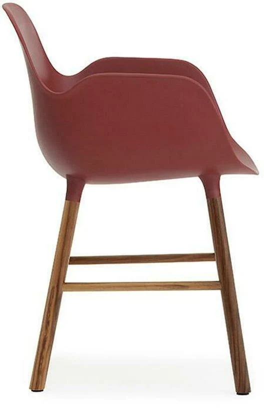 Chaise avec accoudoirs en noyer naturel et pp rouge Form - Normann Copenhagen