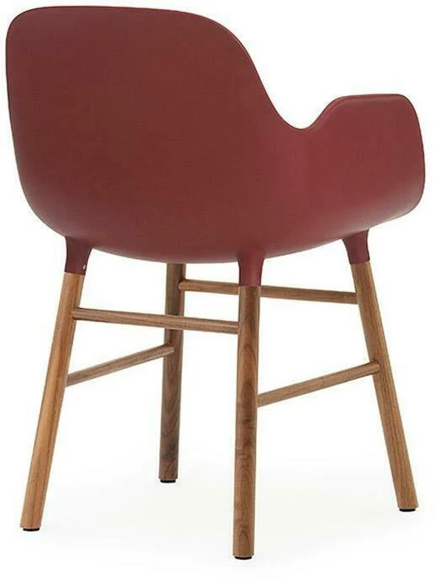 Chaise avec accoudoirs en noyer naturel et pp rouge Form - Normann Copenhagen