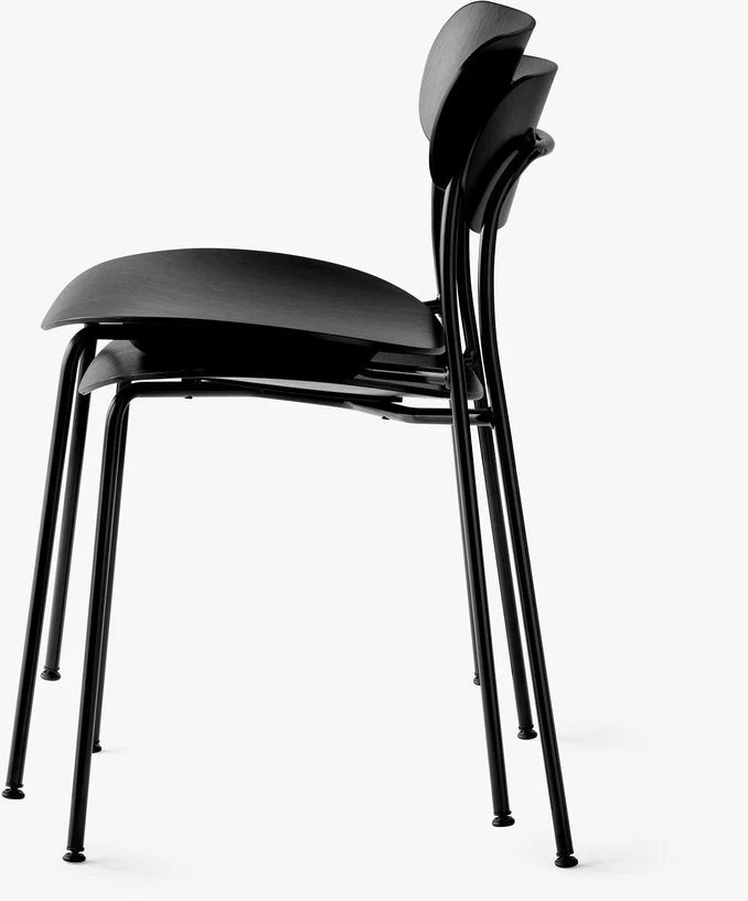 Chaise en chêne laqué noir avec patins en feutre AV1 Pavilion - &Tradition