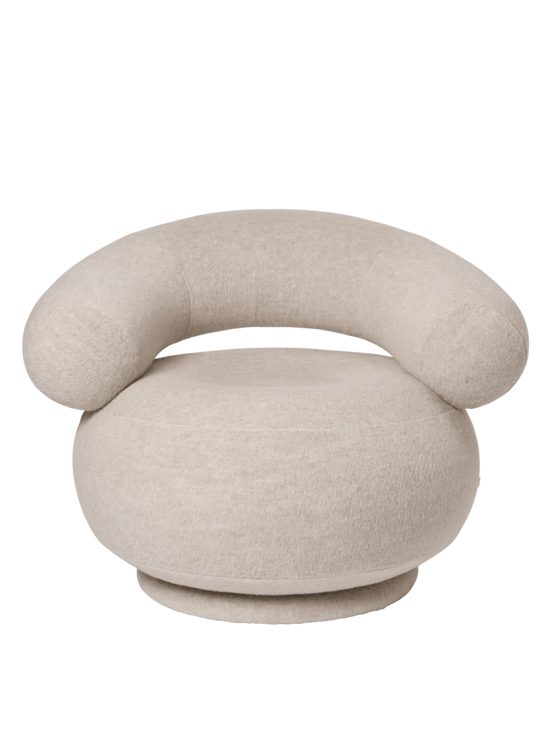Fauteuil pivotant en alpaga doux beige naturel Orbo - Ferm Living