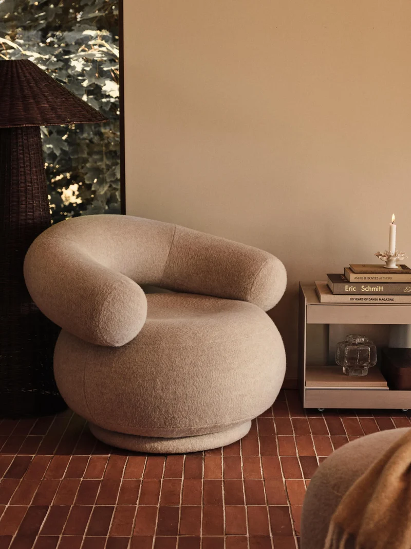 Fauteuil pivotant en alpaga doux beige naturel Orbo - Ferm Living