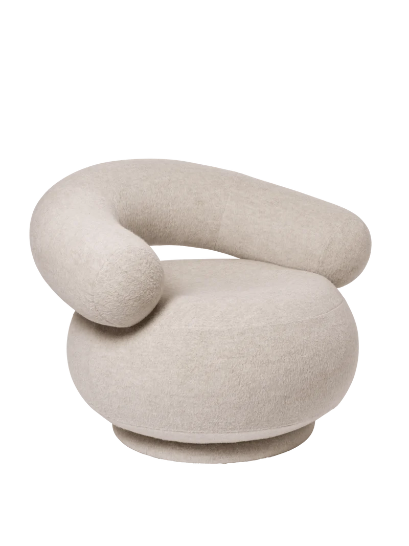 Fauteuil pivotant en alpaga doux beige naturel Orbo - Ferm Living