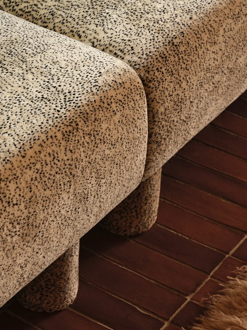 Méridienne avec accoudoir en velours poppy beige et noir L Dase - Ferm Living