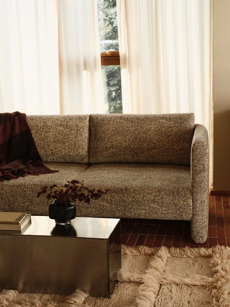 Module d'angle de canapé avec accoudoir en velours poppy beige et noir R Dase - Ferm Living