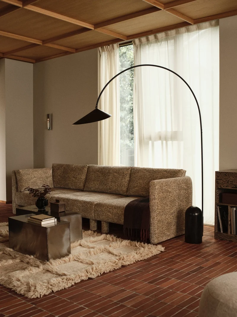 Module d'angle de canapé avec accoudoir en velours poppy beige et noir R Dase - Ferm Living