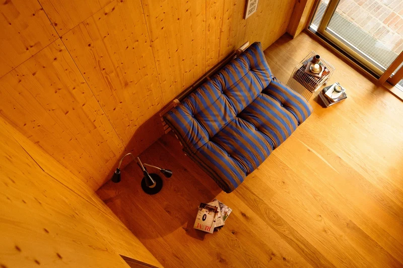 Canapé-lit en pin massif avec matelas rayé bordeaux et bleu clair 160x200cm Raw roots - Karup Design