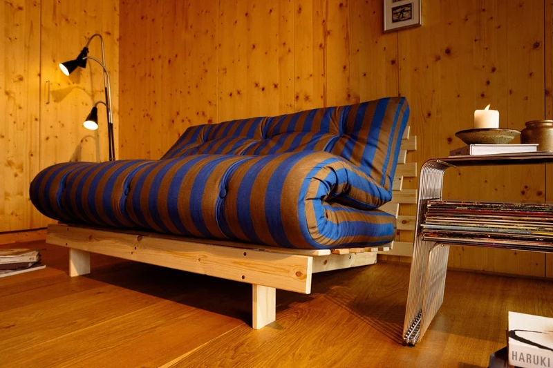 Canapé-lit en pin massif avec matelas rayé bordeaux et bleu clair 160x200cm Raw roots - Karup Design