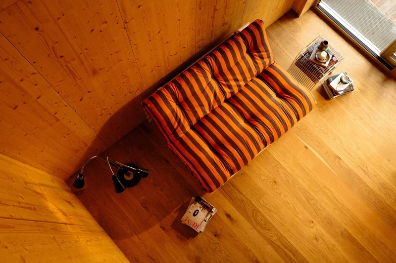 Canapé-lit en pin massif avec matelas rayé bordeaux et bleu clair 160x200cm Raw roots - Karup Design