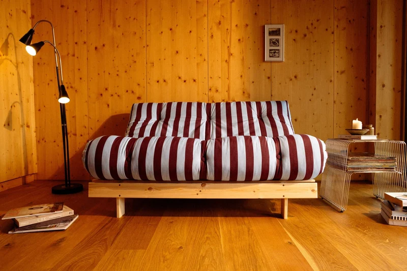 Canapé-lit en pin massif avec matelas rayé bordeaux et bleu clair 160x200cm Raw roots - Karup Design