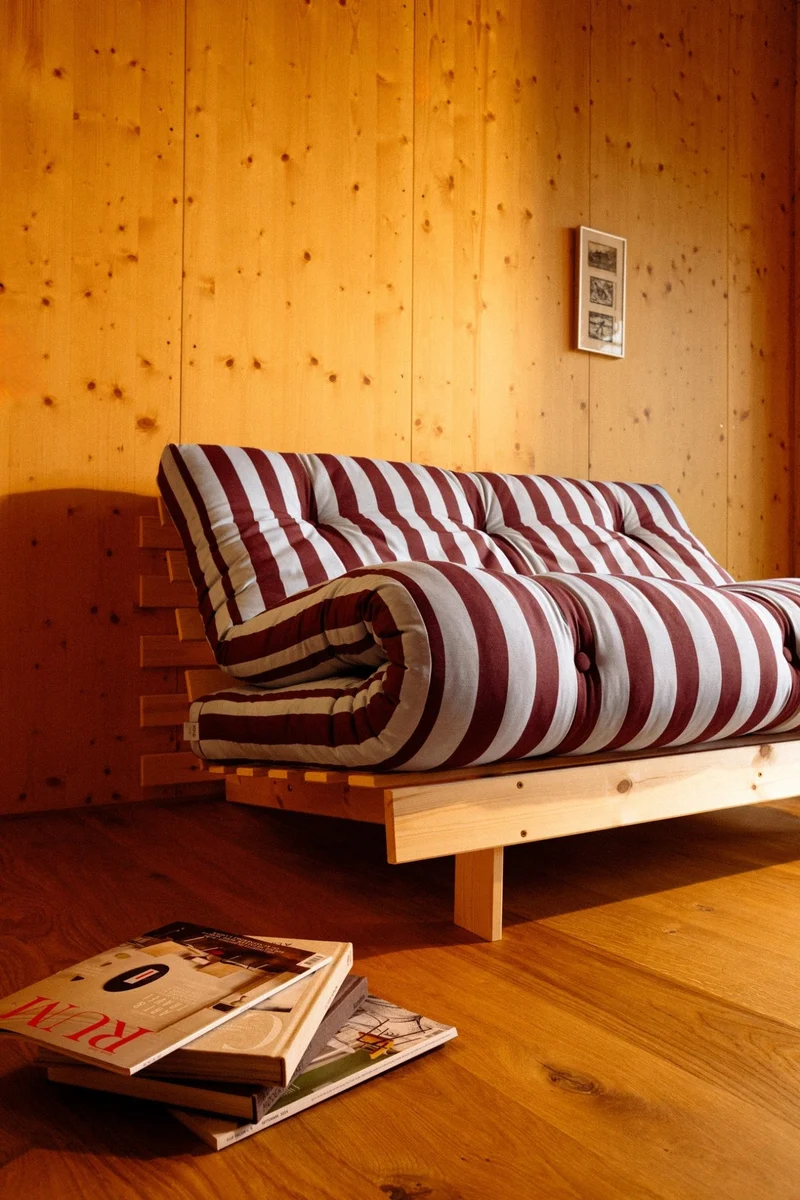 Canapé-lit en pin massif avec matelas rayé bordeaux et bleu clair 160x200cm Raw roots - Karup Design