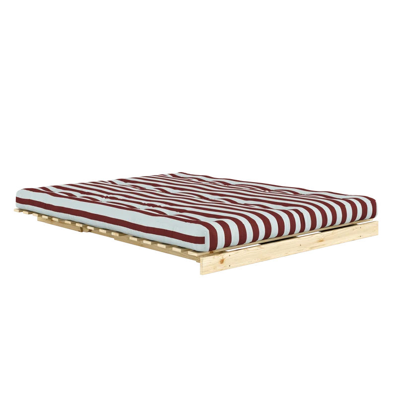 Canapé-lit en pin massif avec matelas rayé bordeaux et bleu clair 160x200cm Raw roots - Karup Design