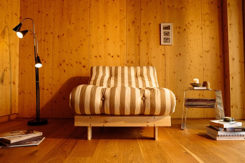 Canapé-lit en pin massif avec matelas rayé crème et taupe 160x200cm Raw roots - Karup Design