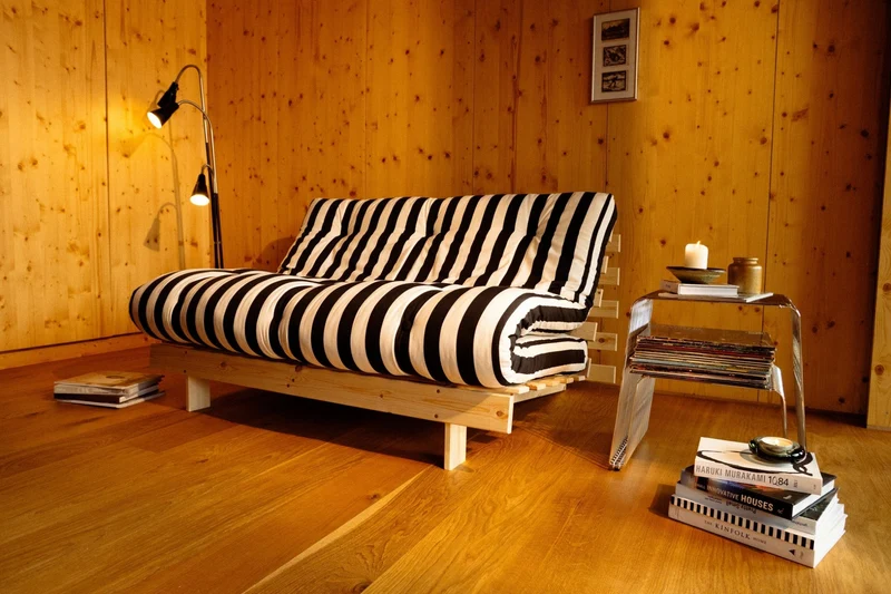 Canapé-lit en pin massif avec matelas rayé blanc et noir 160x200cm Raw roots - Karup Design