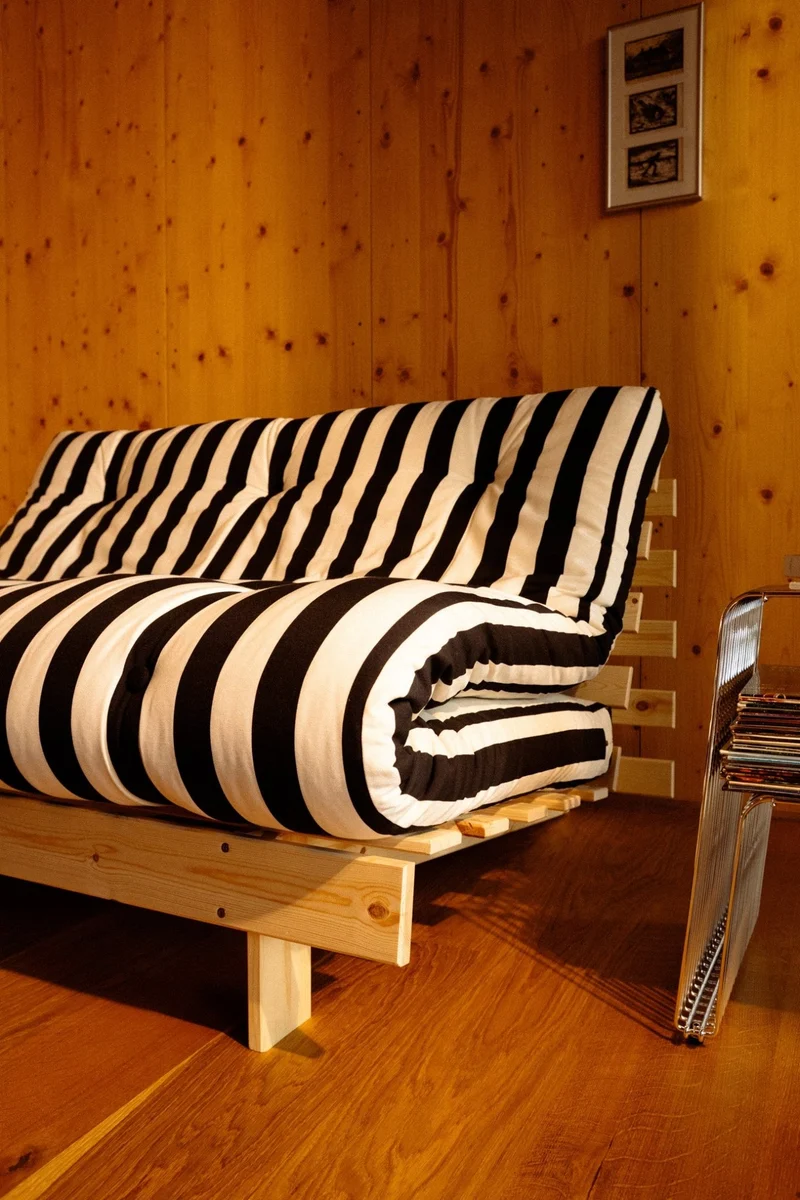 Canapé-lit en pin massif avec matelas rayé blanc et noir 160x200cm Raw roots - Karup Design