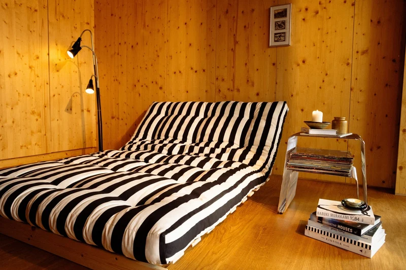 Canapé-lit en pin massif avec matelas rayé blanc et noir 160x200cm Raw roots - Karup Design