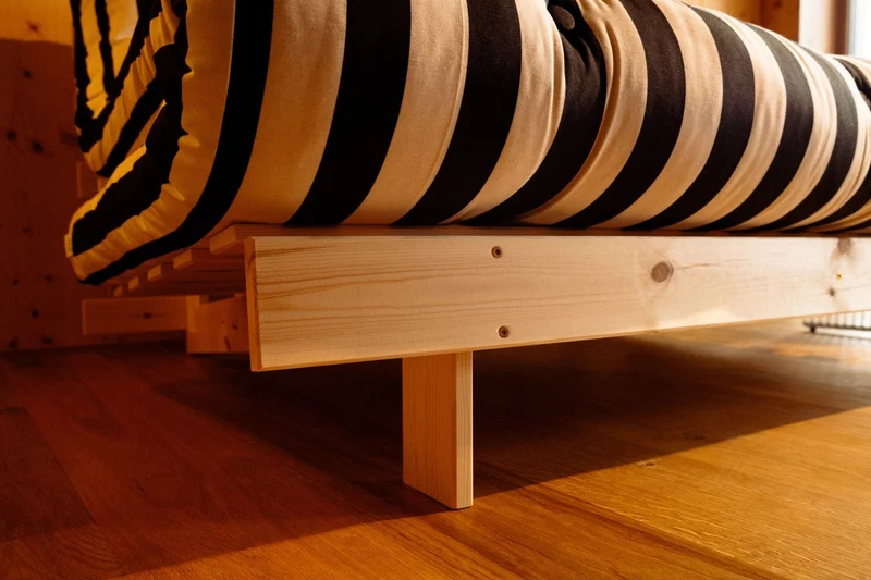 Canapé-lit en pin massif avec matelas rayé blanc et noir 160x200cm Raw roots - Karup Design