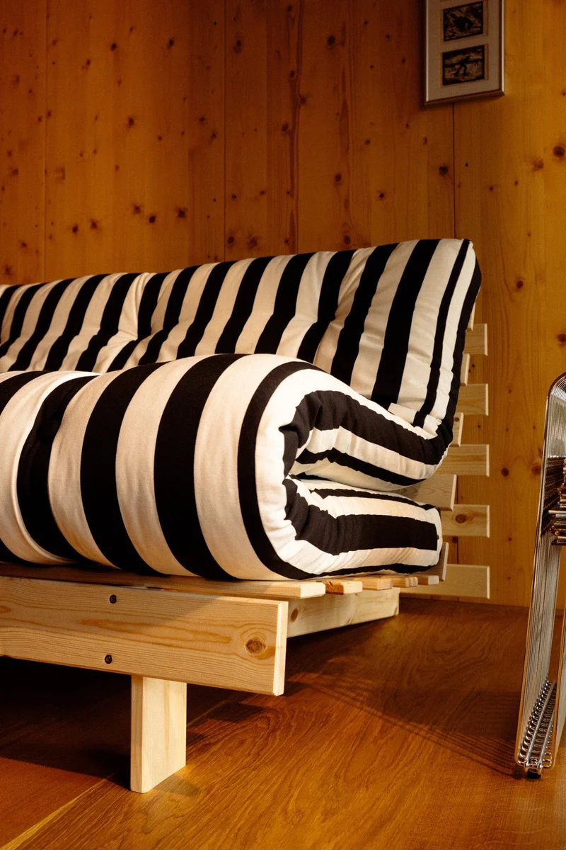 Canapé-lit en pin massif avec matelas rayé blanc et noir 160x200cm Raw roots - Karup Design
