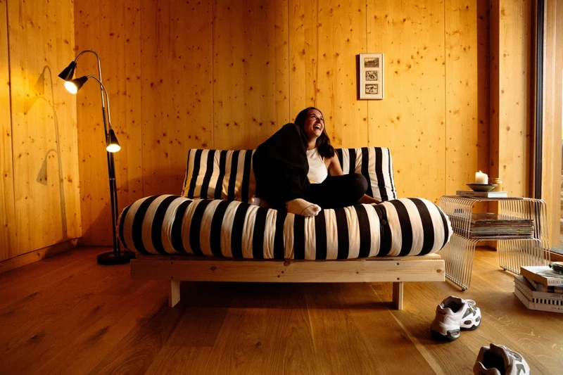 Canapé-lit en pin massif avec matelas rayé blanc et noir 160x200cm Raw roots - Karup Design