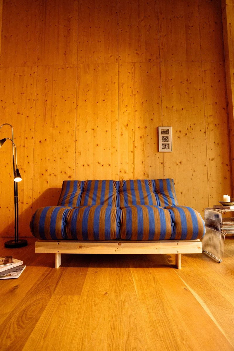 Canapé-lit en pin massif avec matelas rayé orange et marron 140x200cm Raw roots - Karup Design