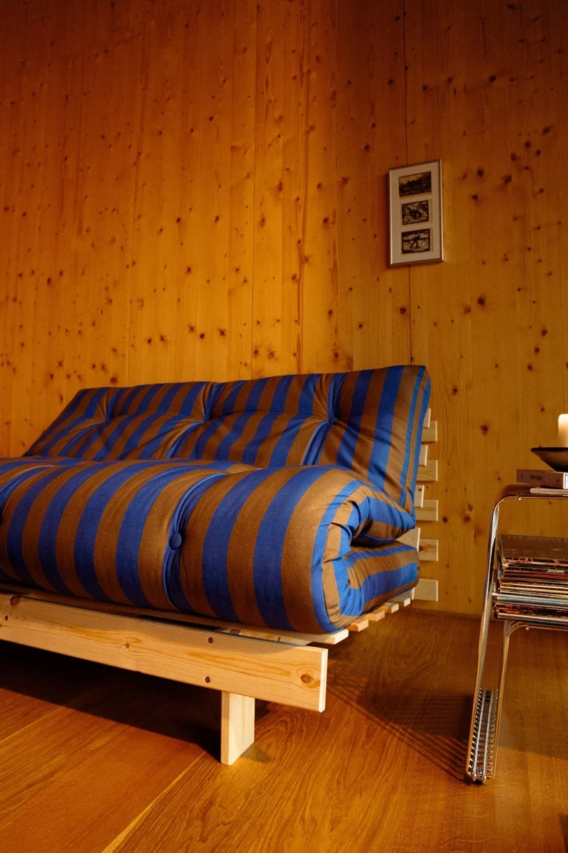 Canapé-lit en pin massif avec matelas rayé orange et marron 140x200cm Raw roots - Karup Design