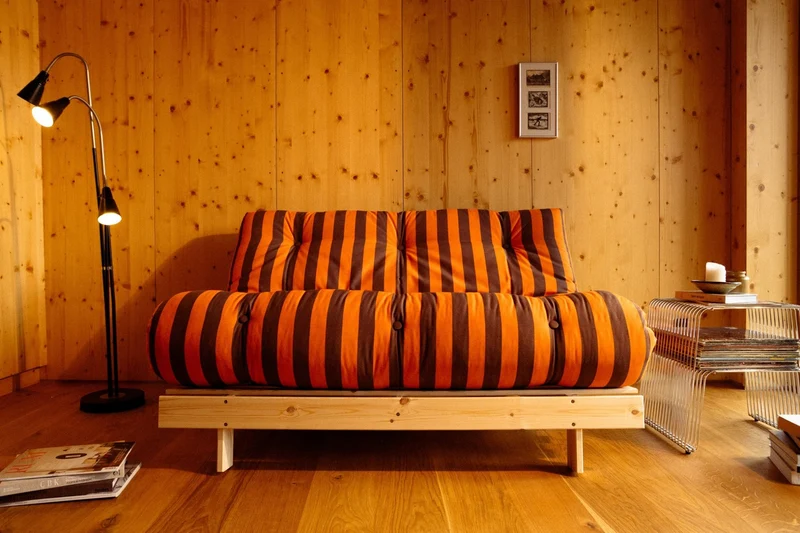 Canapé-lit en pin massif avec matelas rayé orange et marron 140x200cm Raw roots - Karup Design