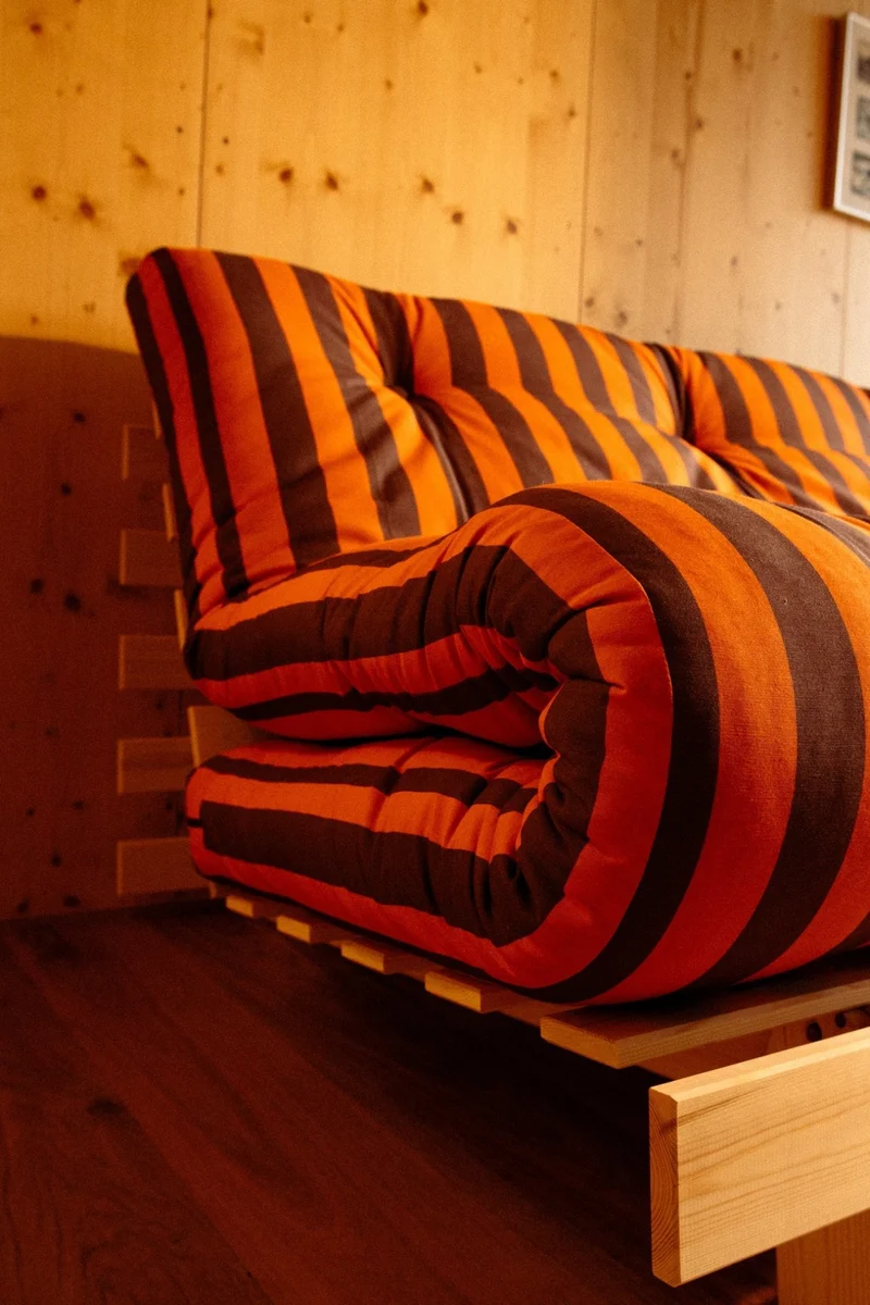 Canapé-lit en pin massif avec matelas rayé orange et marron 140x200cm Raw roots - Karup Design