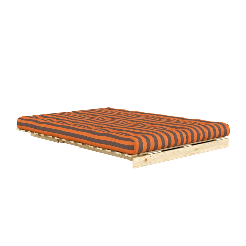 Canapé-lit en pin massif avec matelas rayé orange et marron 140x200cm Raw roots - Karup Design