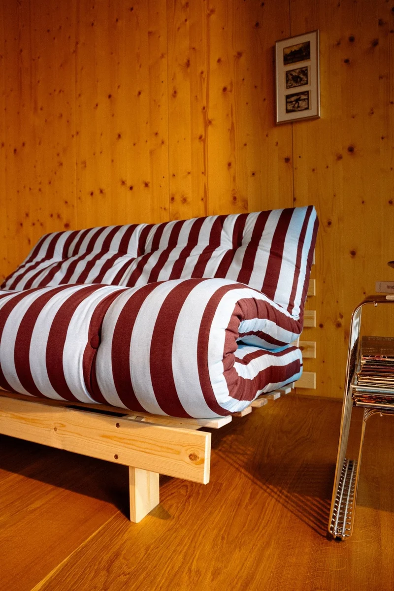Canapé-lit en pin massif avec matelas rayé bordeaux et bleu clair 140x200cm Raw roots - Karup Design