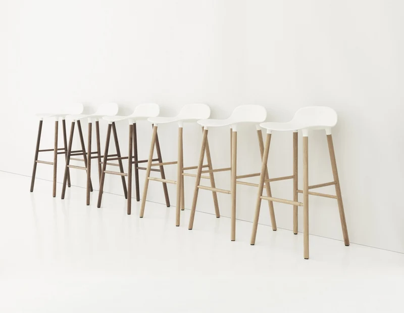 Tabouret de bar en noyer naturel et pp rouge 65 cm Form - Normann Copenhagen