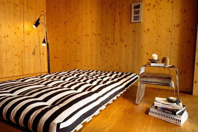 Canapé-lit en pin massif avec matelas rayé blanc et noir 140x200cm Raw roots - Karup Design