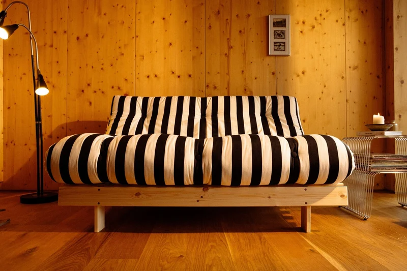 Canapé-lit en pin massif avec matelas rayé blanc et noir 140x200cm Raw roots - Karup Design