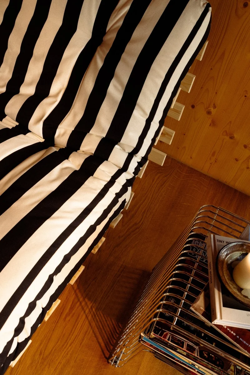 Canapé-lit en pin massif avec matelas rayé blanc et noir 140x200cm Raw roots - Karup Design