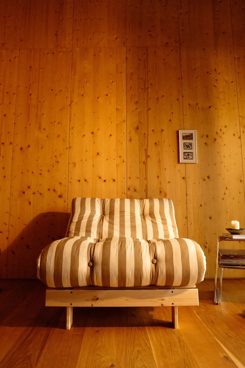 Canapé-lit en pin massif avec matelas rayé bleu et marron 90x200cm Raw roots - Karup Design