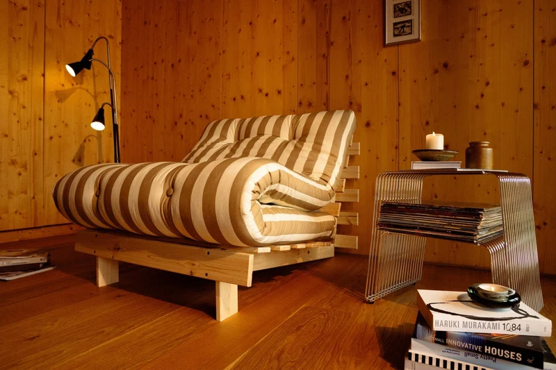 Canapé-lit en pin massif avec matelas rayé bordeaux et bleu clair 90x200cm Raw roots - Karup Design
