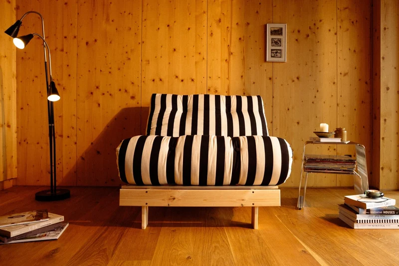 Canapé-lit en pin massif avec matelas rayé bordeaux et bleu clair 90x200cm Raw roots - Karup Design