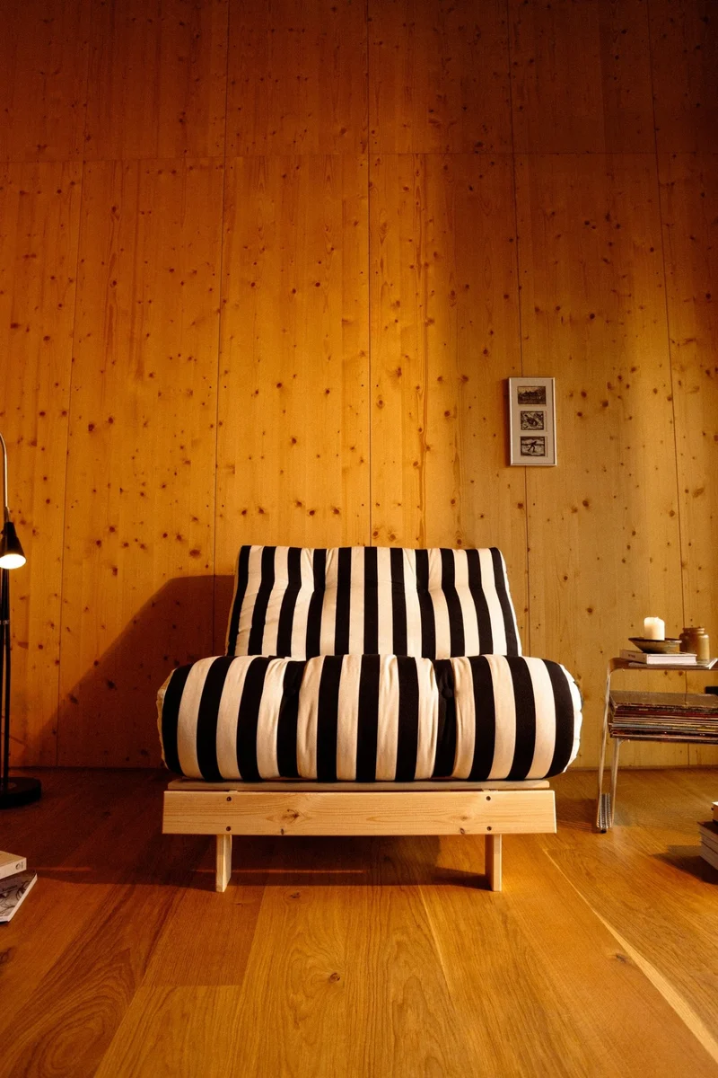 Canapé-lit en pin massif avec matelas rayé blanc et noir 90x200cm Raw roots - Karup Design