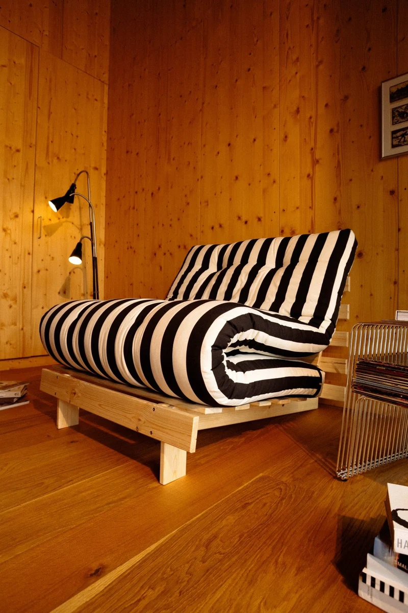 Canapé-lit en pin massif avec matelas rayé blanc et noir 90x200cm Raw roots - Karup Design