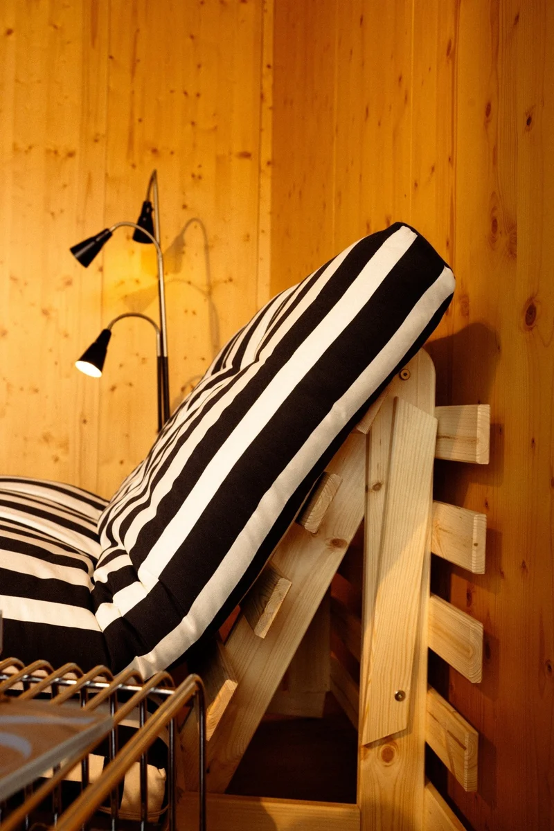 Canapé-lit en pin massif avec matelas rayé blanc et noir 90x200cm Raw roots - Karup Design