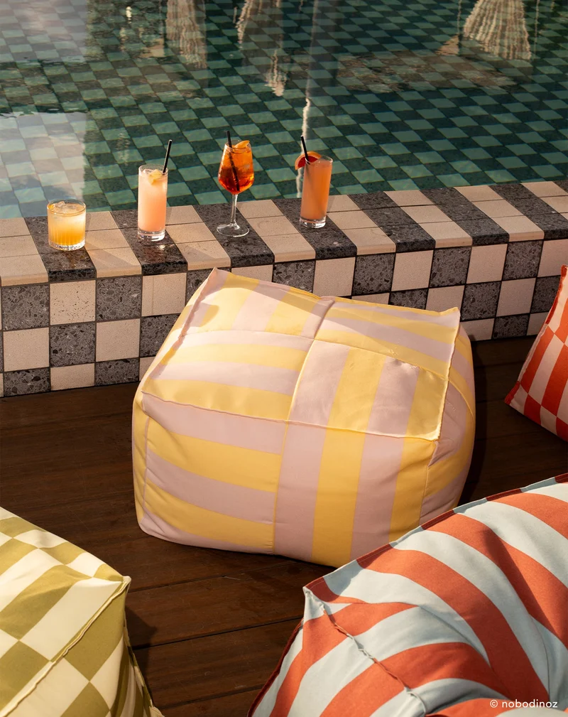 Nobodinoz Outdoor Sitzpouf Otto Erwachsenengrösse Gelb Pink gestreift