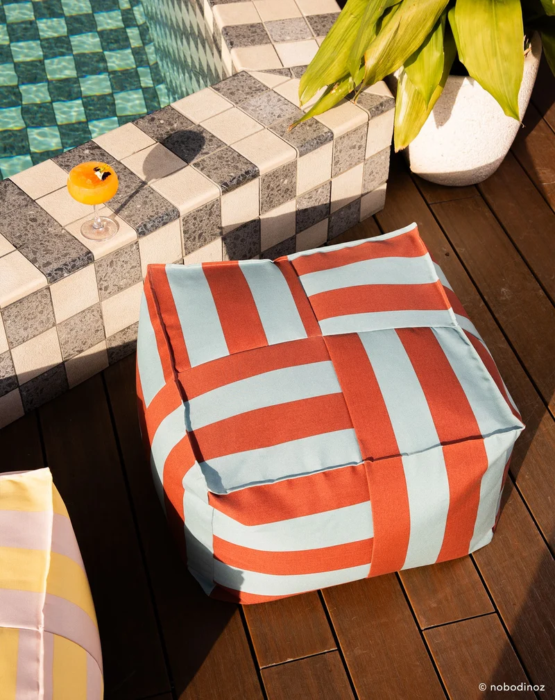 Nobodinoz Outdoor Sitzpouf Otto Erwachsenengrösse Gelb Pink gestreift