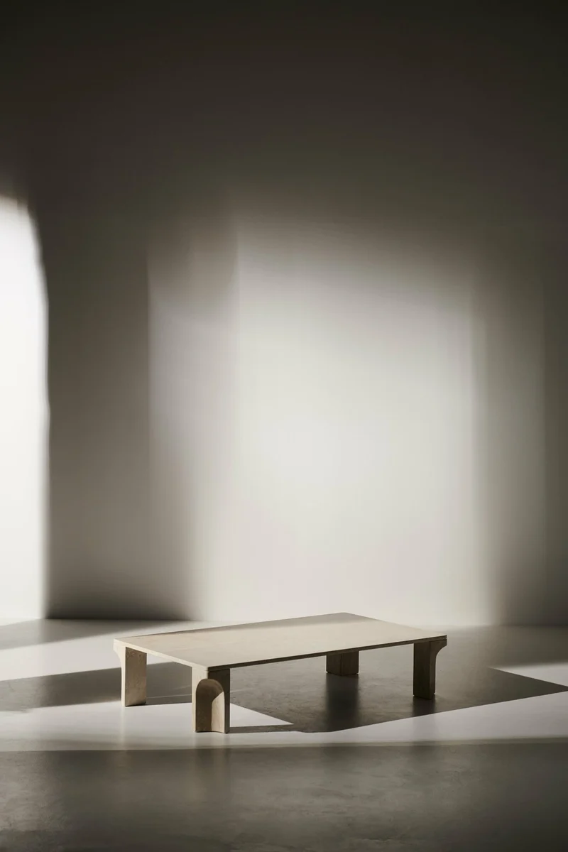 Table basse en pierre calcaire blanche 140x30 cm Doric - Gubi